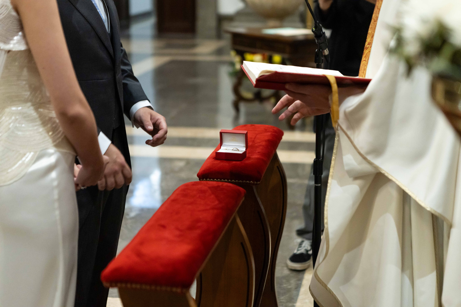 Alianzas de boda durante una ceremonia - Zapata Joyeros
